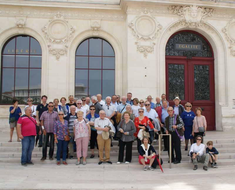 Le groupe devant l'Hôtel de ville de Poitiers