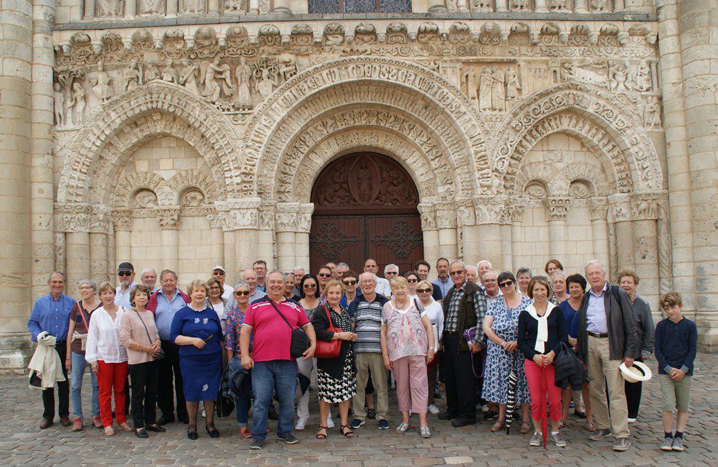 Le groupe devant la cathédrale de Poitiers
